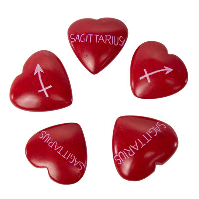 Ensemble de 5 cœurs en pierre à savon sculptés à la main Zodiac Kisii: Sagittaire