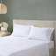 Lit très grand moderne avec draps mauve, taupe, édredon et taies décoratives mauves-131204772