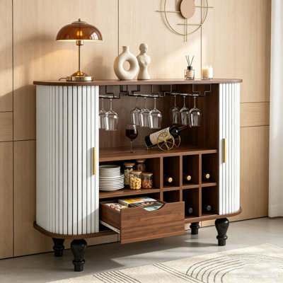 Armoire-bar cannelée pour boissons alcoolisées et café de 39 po avec 6 porte-bouteilles de vin et 3 porte-verres, armoire de bar moderne Mid-Century avec grand tiroir de rangement et 4 espaces de rangement cachés