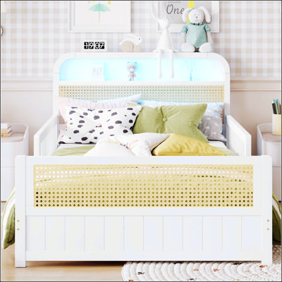 Structure de lit simple en rotin avec lumières DEL et tête de lit de rangement, idéale pour les enfants avec des barrières de sécurité