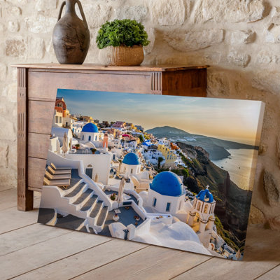 Toile une vue aérienne à couper le souffle de Santorin au coucher du soleil mettant en vedette des édifices emblématiques blancs délavés avec art mural sur toile incurvé