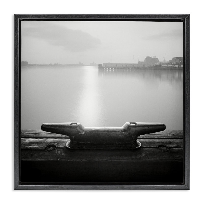 «Dockside Boat View», art mural encadré flottant par Chip Forelli, Cadre flottant noir de jais, H 25 po x l 25 po