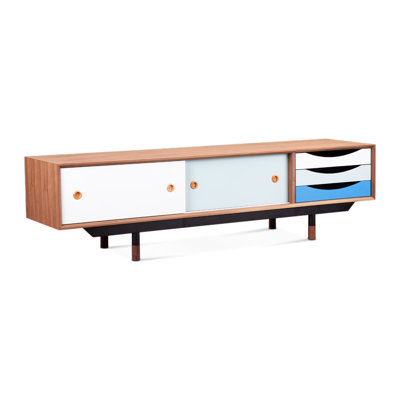 Meuble télé bleu rétro de style 1955, placage noyer naturel, pattes en acier inoxydable noir, pattes en bois massif, tiroirs laqués pour le salon. Meuble télé bleu pour le salon, au-dessus de la pièce principale.