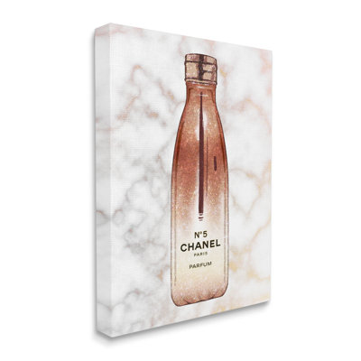 Bouteille d'eau sur marbre pour femmes