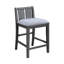 Table de 36 po avec tablettes et 2 chaises grises, dossier de 8 po de hauteur, pouvant accueillir 3 petits espaces, profondeur confortable de 17,5 po