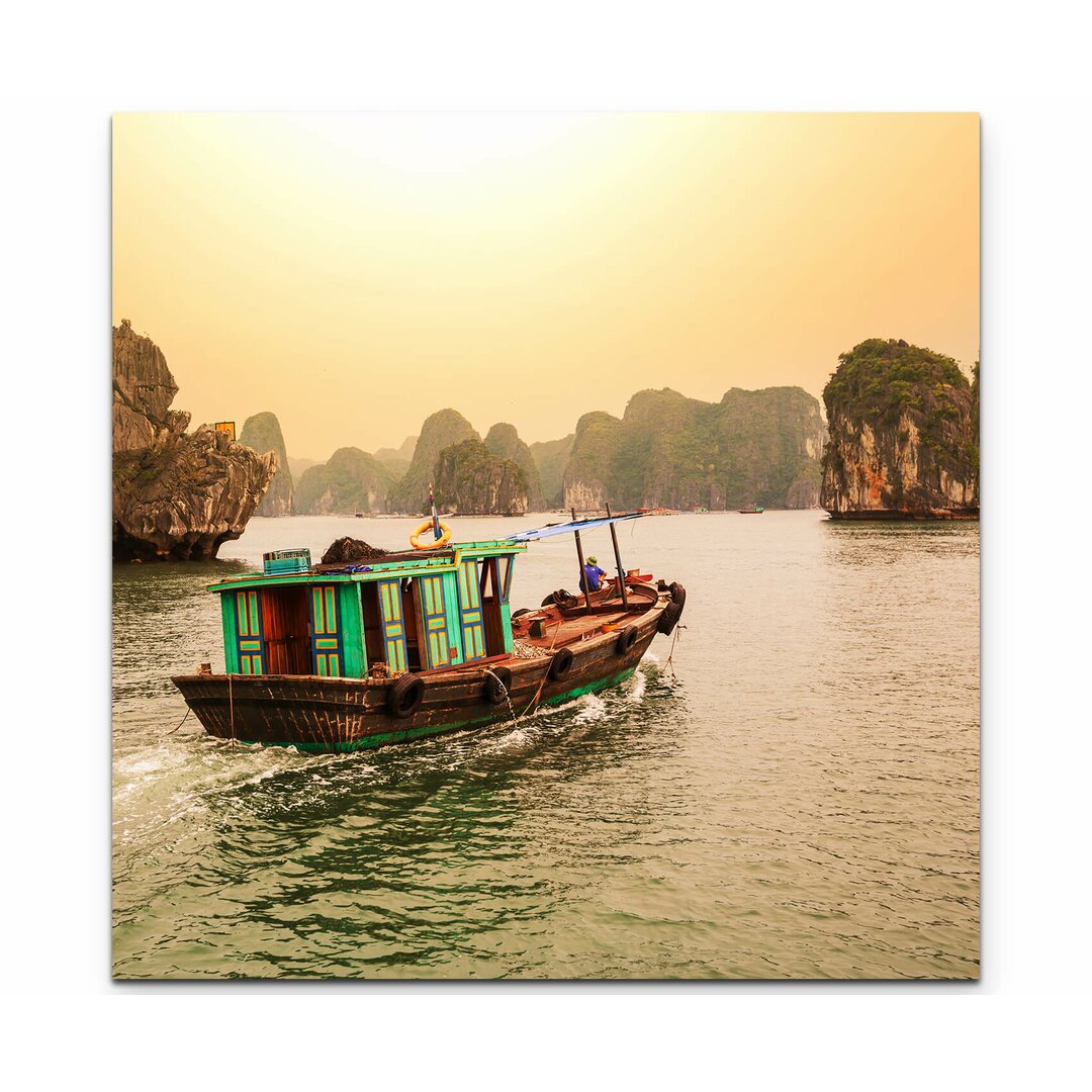 Leinwandbild Halong-Bucht mit buntem Boot - Vietnam