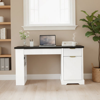 Bureau cannelé moderne de 55 po avec armoire de rangement et tiroirs, bureau d'écriture d'ordinateur avec prise de courant, panneau perforé, tablettes intégrées et plateau à clavier pour bureau, salon, bureau personnel, blanc