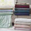 Couverture légère en duvet synthétique avec bordure en satin bleu sarcelle-119424584-119424588