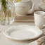 Assiettes à dîner en grès Heritage de 11 pouces - Assiettes élégantes à rebords festonnés avec perles en relief, ensemble de 4 - Assiettes blanc cassé intemporelles pour les dîners, les fêtes et l'utilisation quotidienne