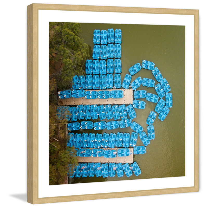 « blue paddleboats » par karolis janulis, reproduction d’art encadrée, H 12 po x l 12 po x P 1,5 po