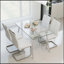 Table de salle à manger rectangulaire moderne en verre avec plateau en verre trempé et pieds en métal argenté, polyvalente pour la maison et le bureau-107643788