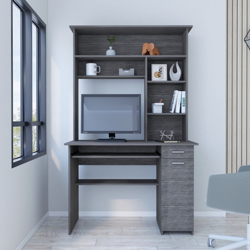 Bureau d'ordinateur Smokey Oak avec huche spacieuse et tablette inférieure, parfait pour l'organisation et l'efficacité du bureau à domicile.