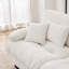Canapé confortable en chenille avec plusieurs coussins et repose-pieds pour le salon