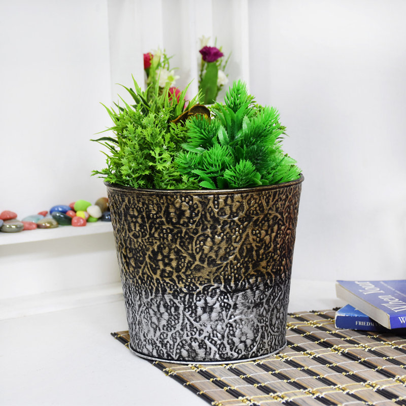Pot à fleurs en métal, Cuivre clair poussiéreux