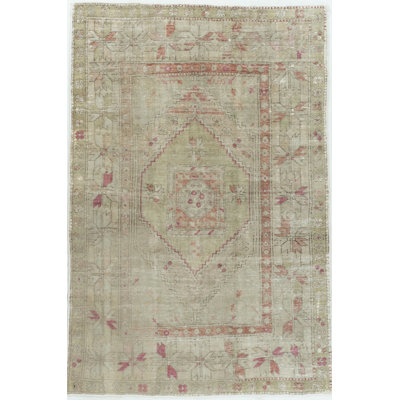 Tapis unique vert pâle / brique / fuchsia / taupe 5 pi 4 po x 8 pi One-of-a-Kind