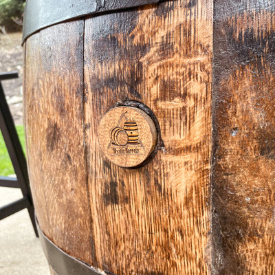  Table de bar d'extérieur en fût de whisky avec plateau en chêne massif de 122 cm et parasol inclus. Table de bar rustique faite à la main.