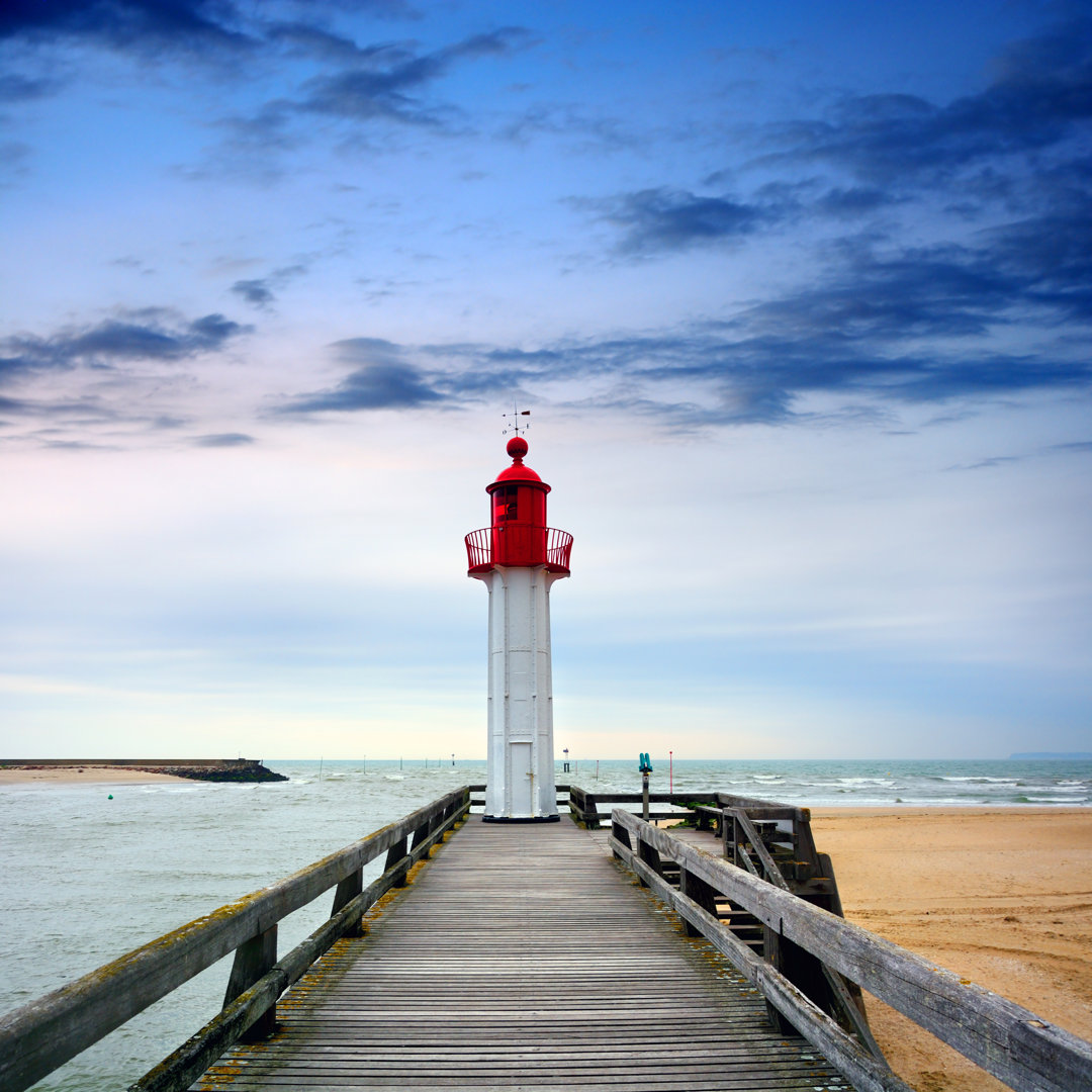 Trouville-Sur-Mer Leuchtturm, Frankreich von Alxpin - Kunstdrucke ohne Rahmen auf Leinwand