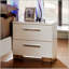 Table de chevet de style contemporain avec tiroirs en queue d'aronde anglaise, revêtement laqué, poignées et pieds chromés, finition brillante pour les chambres à coucher modernes