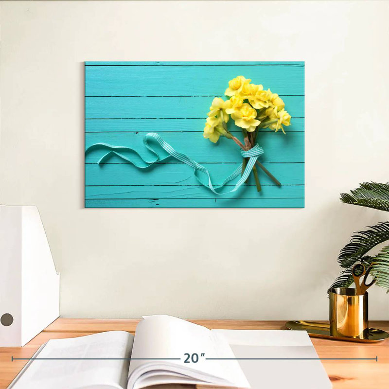 Bouquet de jonquilles Harnek sur fond bleu, H 8 po x l 12 po