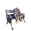 Trois enfants sur un banc tenant une statue d'oiseau
