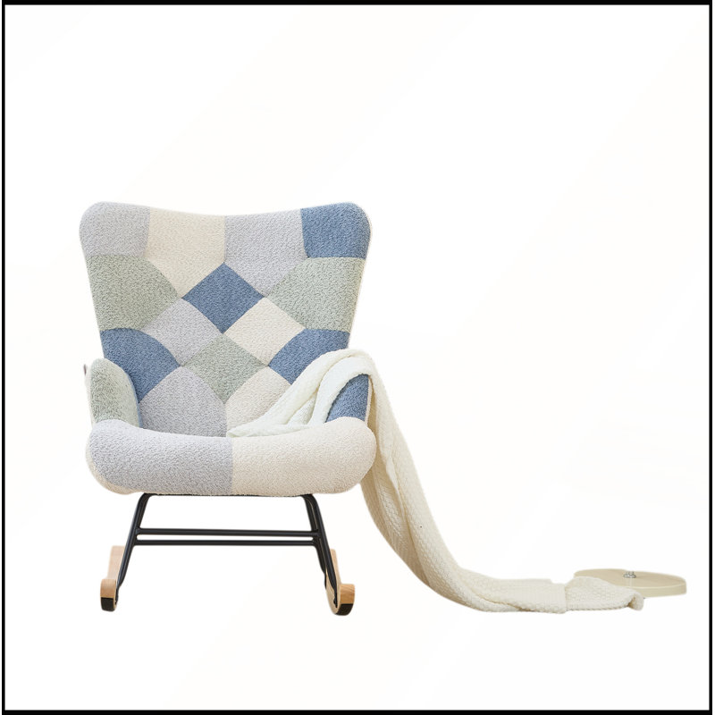 Fauteuil à bascule haut pour chambre d'enfant, recouvert de polaire patchwork Teddy, avec dossier haut, poche de rangement latérale et accoudoirs en bois d'hévéa.