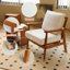 Mignon fauteuil d'appoint avec structure en bois massif et coussin en tissu doux - fauteuil blanc douillet pour le salon, la chambre à coucher ou le balcon