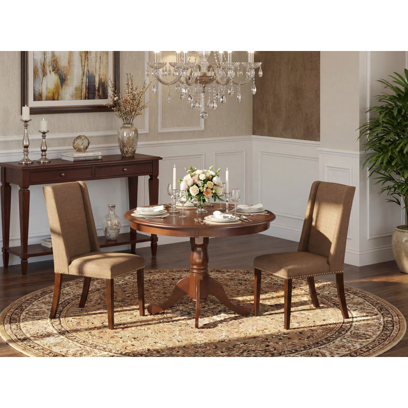 L'ensemble de mobilier de salle à manger 3 pièces comprend une table de salle à manger ronde avec piédestal et 2 chaises Parsons en tissu brun, acajou