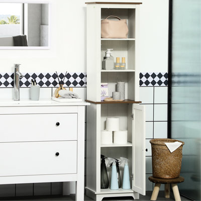 Colonne de rangement mince pour linge de salle de bain avec trois tablettes ouvertes, armoire autoportante blanche, étagère réglable et porte pour produits de nettoyage, serviettes et articles d'hygiène.