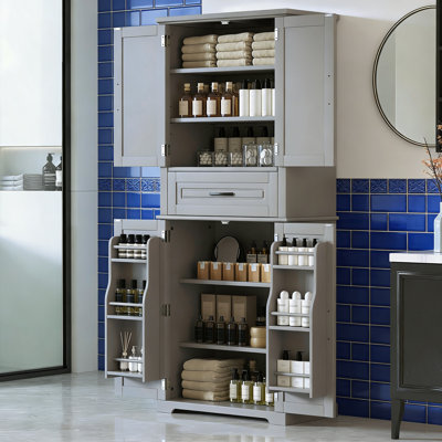 Une armoire de rangement de salle de bain grise avec des compartiments multifonctionnels, des tiroirs coulissants et des tablettes réglables, est à la fois pratique et bien rangée.