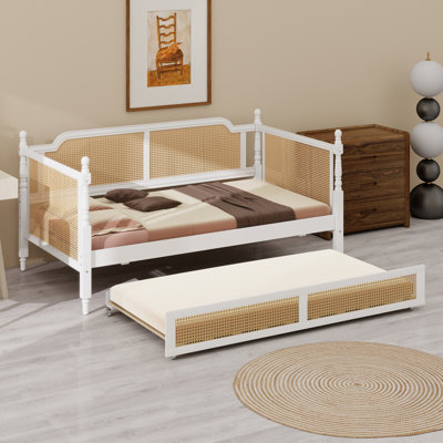 Lit de jour traditionnel en rotin avec lit gigogne, parfait pour les chambres compactes
