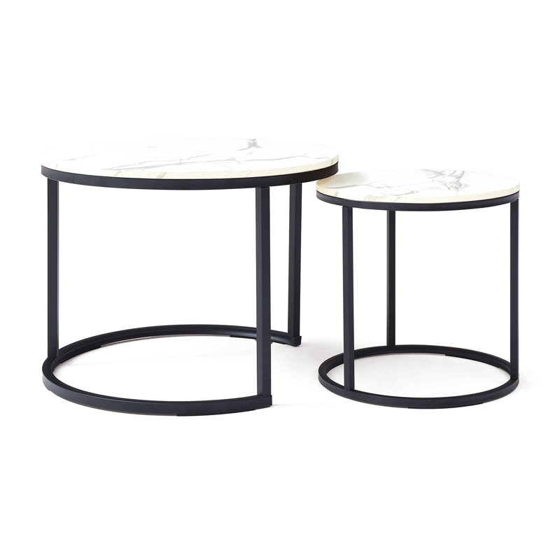 Ensemble de 2 tables basses gigognes à plateau blanc et gris, cadre rond noir et tables en bois à motif de marbre, salon, chambre à coucher, appartement, table de chevet simple industrielle moderne