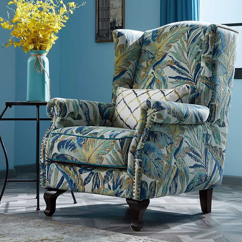 Fauteuil de style américain avec structure en bois massif, tissu brodé en lin et coton et détails de rivets pour la chambre à coucher.