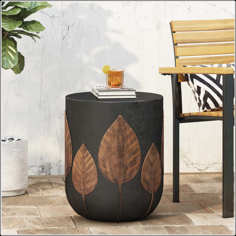 Table d'appoint d'extérieur en béton léger avec un design bohème et une finition à deux tons, parfaite pour la décoration de patio et de jardin