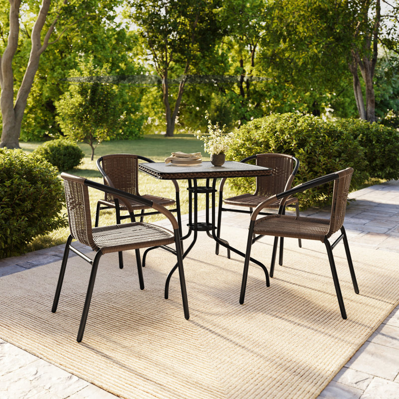 Table carrée en verre et métal de 28 po avec bordure en rotin et 4 chaises empilables en rotin Amlie, Marron foncé