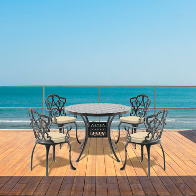 5 meubles de patio d'extérieur en fonte d'aluminium avec 4 coussins de couleur aléatoire, table ronde, patins en aluminium, chaise haute empilable