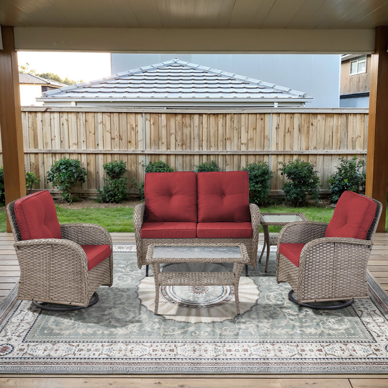 Cet ensemble de conversation d'extérieur fabriqué à la main 5 pièces confère à votre porche ou à votre patio un charme intemporel et une élégance naturelle. L'ensemble comprend une causeuse coulissante, 2 chaises pivotantes classiques, une table d'appoint et une table basse, en osier de polyéthylène tissé à la main