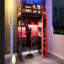 Lit mezzanine simple en bois avec bureau, support de rangement latéral, tablettes multiples et lumière RVB, rouge-130583963