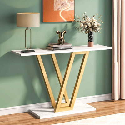 Console moderne 44 po avec plateau en faux marbre, table d'entrée étroite avec structure en métal à pieds en V, table de canapé mince pour le couloir, le salon ou le vestibule, blanc et doré