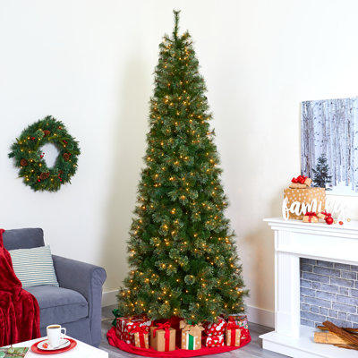Arbre de Noël artificiel pin vert élancé avec lumières claires