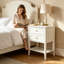 Table de chevet blanche à 2 tiroirs avec tablette de rangement ouverte et poignées anneaux dorés, meuble d'appoint moderne pour chambre à coucher