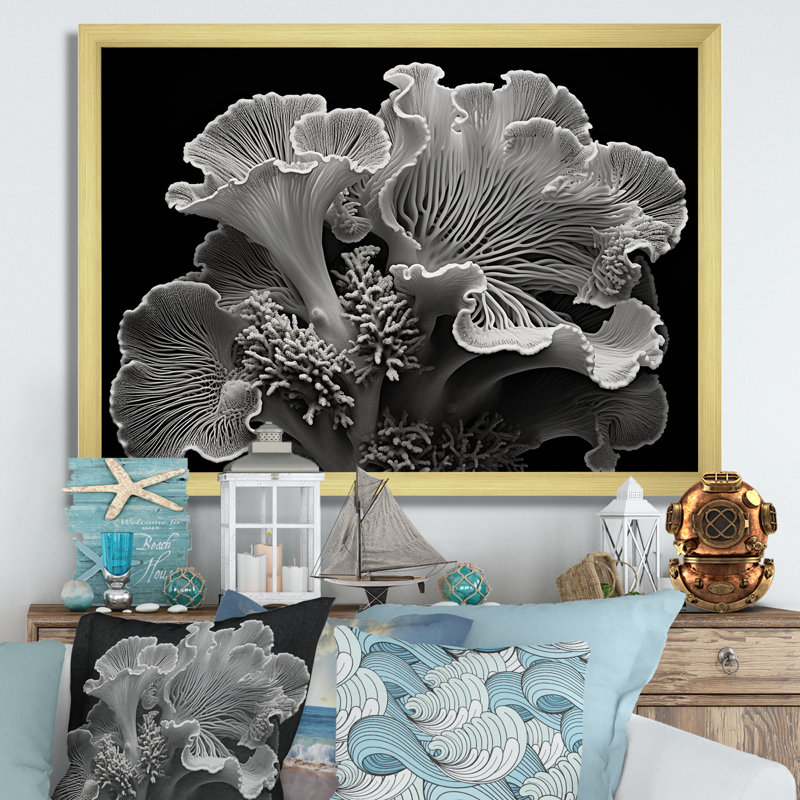 Anémone noire et blanche II - décoration murale plage et océan, Cadre doré simple, H 34 po x l 44 po x P 1,5 po