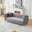 Luxueux canapé Chesterfield en velours, 3 places avec capitonnage à boutons profonds, accoudoirs carrés et garniture cloutée pour des espaces de vie élégants