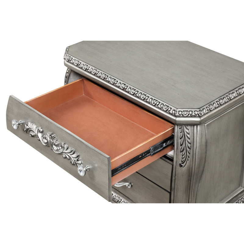 Table de chevet 3 dans une teinte argentée séduisante - rehausse le décor de la chambre à coucher