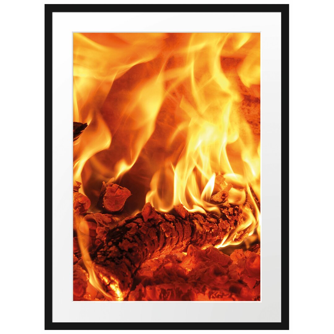 Gerahmtes Poster Gemütliches Holz im Feuer