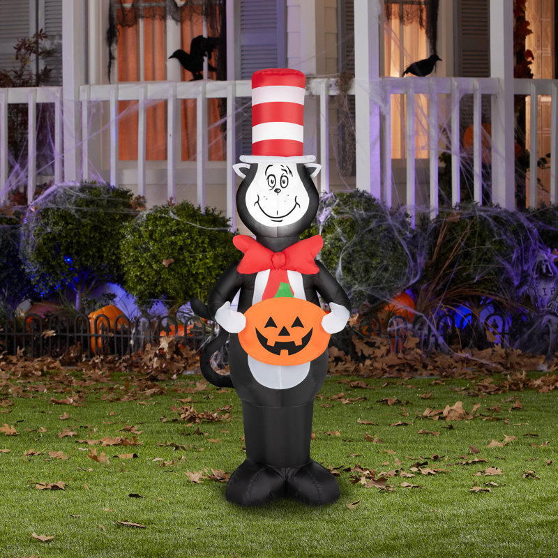 Chat léger dans le chapeau d'Halloween avec JO-Dr. Seuss