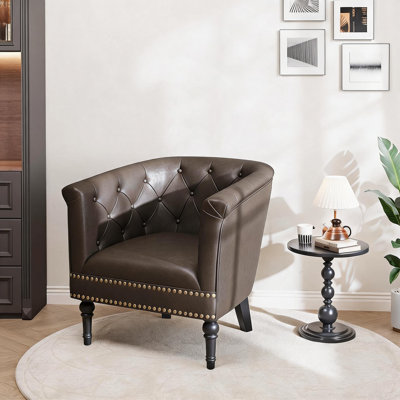 Fauteuil d'appoint tonneau en similicuir brun foncé – Dossier capitonné, garniture cloutée, revêtement rembourré et confortable – pour salon, chambre, bureau, terrasse – Couleur : brun foncé