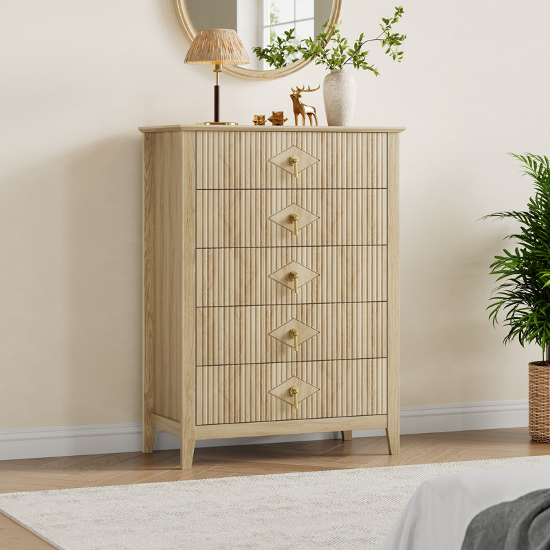 Commode cannelée de 42,9 po de hauteur à 5 tiroirs, commode en bois Modern Wave avec poignées en métal pour la chambre à coucher, le salon et l'entrée - Naturel