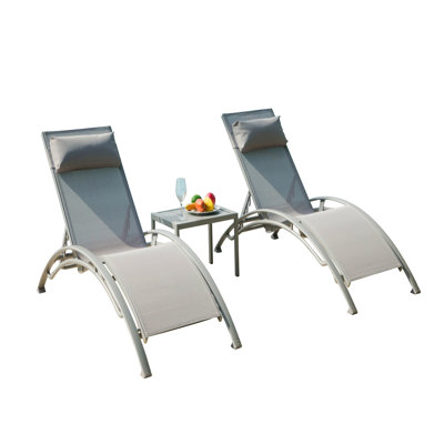 Ensemble de chaises longues pour piscine, ensemble de 3 chaises longues d'extérieur réglables en aluminium avec table d'appoint en métal, toutes saisons pour terrasse près de la piscine (2 chaises longues et 1 table)