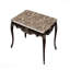 Table basse de style transitionnel, plateau en marbre, pieds cabriole, détails courbés en noyer foncé
