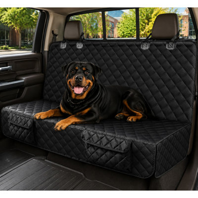 Une housse imperméable pour animaux de compagnie à placer sur la banquette arrière de certaines camionnettes, avec des rabats latéraux et des ouvertures à velcro qui permettent d'accéder facilement au siège pour enfant.